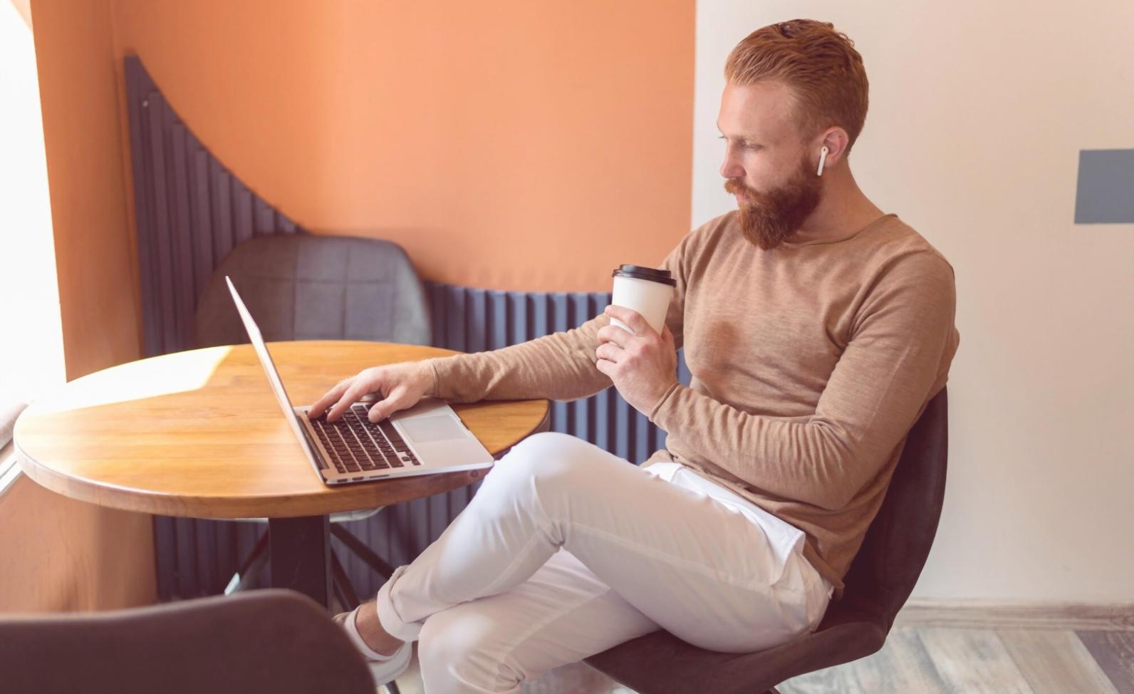 Séance de travail sur la planification budgétaire avec documents et calculatrice