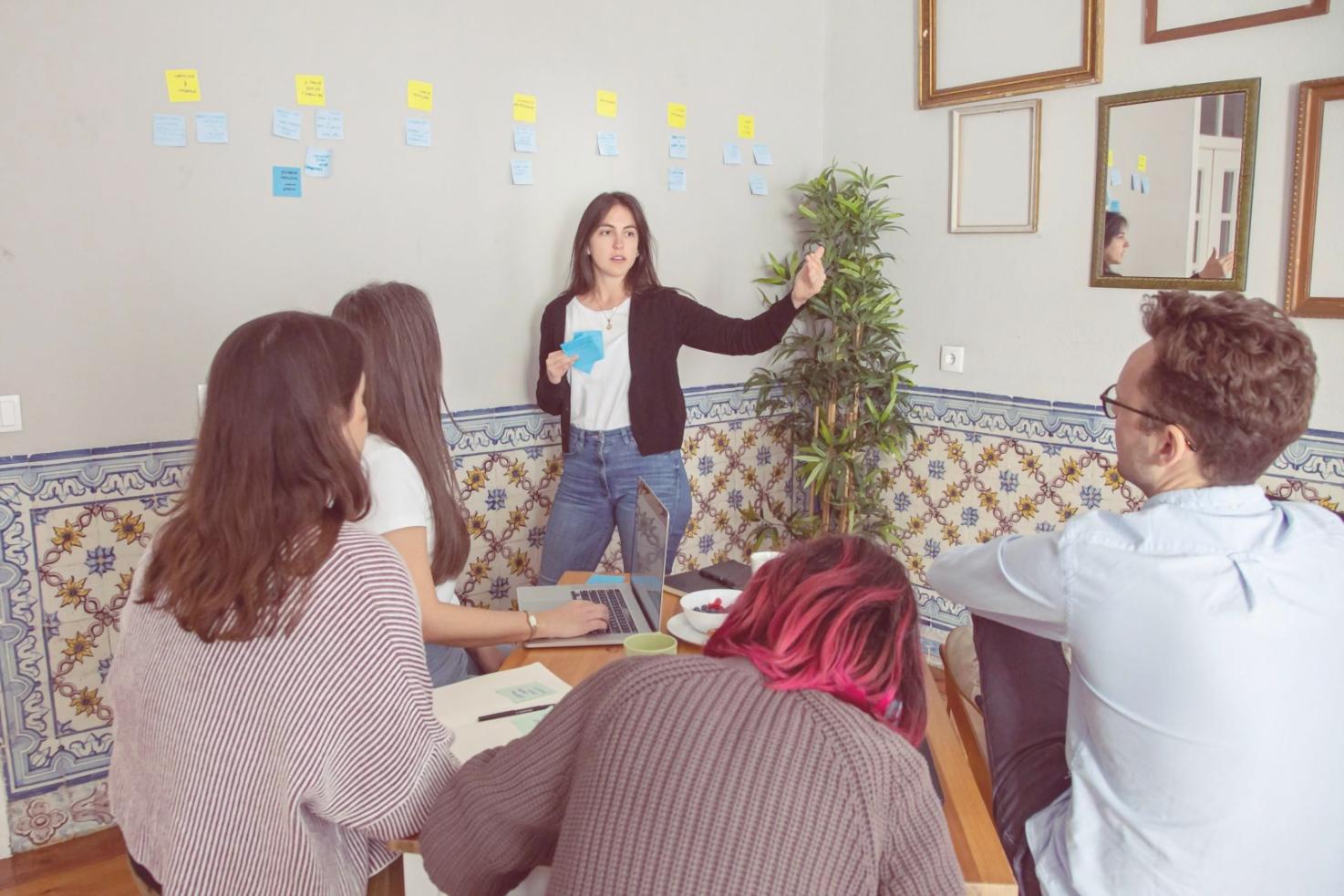 Équipe aeriontavos travaillant ensemble sur des solutions éducatives financières